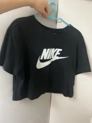 ナイキ 半袖 クロップド Tシャツ ブラック ロゴ