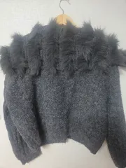 グレーファー装飾ニットカーディガン