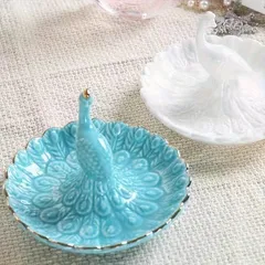 ジュエリートレイ 収納皿 アクセサリー 孔雀 モチーフ リング ネックレス ブレスレット 指輪 イヤリング ピアス エレガント セラミック 水
