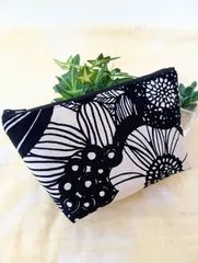 ファスナーポーチ(北欧アートフラワーモノトーン)