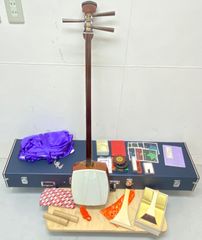 美品◆民謡三味線◆紅木 中棹 皮破れ無 鼈甲撥／竹駒／替え弦／ケース付 民謡 三味線 中棹 東さわり 撥 地唄 一枚甲 皮破れ ケース付の通販 by