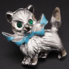 M383 ピンブローチ 猫 キャット エメラルド風 リボン ブルーエナメル デザイン シルバー ラペルピン コスチュームジュエリー