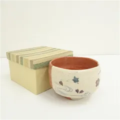 楽入窯造　流水に花絵赤楽茶碗（紙箱）  茶道 抹茶 おしゃれ 抹茶茶碗 抹茶碗 和食器 レトロ 茶器 骨董 茶わん 茶会 茶の湯 楽焼