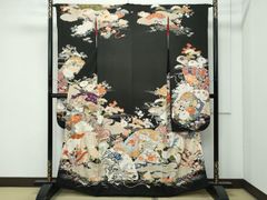 王道♪人気柄 振袖 仮絵羽 ※未仕立て no.24F101 黒地 古典柄 - メルカリ