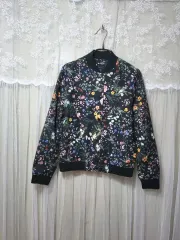 GUESSのフラワー パータン ブルゾン ジャケット