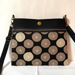 横型スマホポシェット 黒地に茶色のあんぱん柄 ショルダーストラップ付き