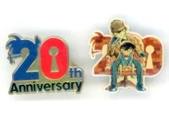 【中古】バッジ・ビンズ 20周年ロゴ/江戸川コナン＆工藤新一 ピンバッジ2個セット 「名探偵コナン」 20th Anniversary 2014年下半期 プレミアムプレゼントキャンペーン当選品