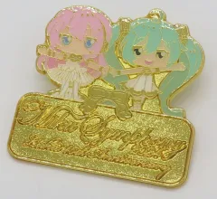 【中古】バッジ・ピンズ 初音ミク＆巡音ルカ Miku＆Lukaピンバッジ 「初音ミクシンフォニー2024 Luka 15th Anniversary」 SS席チケット特典