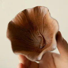 【新品・未使用】手作り陶器 茶杯 小魚＆蓮の葉モチーフ レトロ風 デザイン 主人用 湯呑み インテリアにも最適