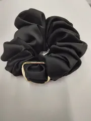 ●シュシュ  サテン調 ゴールドモチーフ シンプル  ヘアゴム ヘアアクセ ヘアアレンジ 簡単 おしゃれ まとめ髪 髪留め 98-1