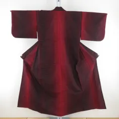 ウール着物 単衣 赤色ｘ黒色 グラデーション 横縞模様 バチ衿 カジュアルきもの 普段着物 仕立て上がり 身丈145cm