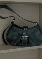 ブラック バックル ストラップ ショルダーバッグ