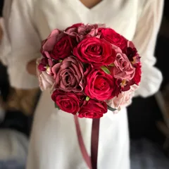 赤バラ×くすみピンクラウンドブーケ☆ブートニア