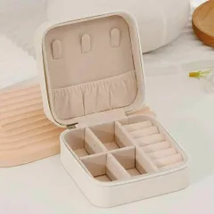 【新品】 ジュエリーボックス　アクセサリーケース　コンパクト　トラベルケース