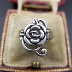ヴィヴィアンウエストウッド テューダー.ローズ 花 リング - メルカリ