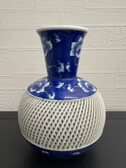 アンティーク　有田焼の琴峰窯による透かし網目細工の青白磁花瓶