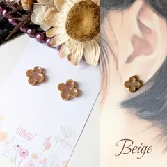 人気☆ 四葉 クローバー ミニ ピアス イヤリング ベージュ