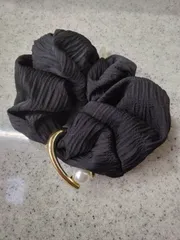 ●シュシュ パール＋メタルモチーフ 飾り付き おしゃれ かわいい 簡単ヘアアレンジ まとめ髪  ポニーリング ヘアゴム シンプルヘアアクセ 65-1