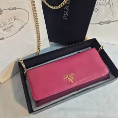 PRADA ピンク 長財布 & WOC