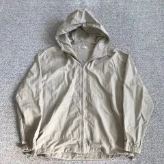 ベージュ ウィンドブレーカー