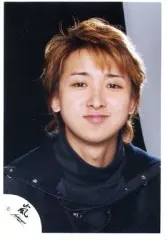 【中古】生写真(ジャニーズ) 嵐/大野智/顔アップ・衣装黒・目線正面・背景黒白/公式生写真