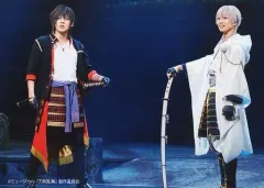 【中古】生写真(男性) 岡宮来夢(鶴丸国永)・牧島輝(大倶利伽羅)/ライブフォト・横型・全身・1部衣裳・キャラクターショット/「ミュージカル『刀剣乱舞』 ～静かの海のパライソ～ 2021」ローソンプリント限定ブロマイド