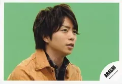 【中古】生写真(ジャニーズ) 嵐/櫻井翔/横型・顔アップ・ジャケット黄色・右向き・背景緑/公式生写真