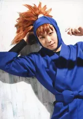 【中古】生写真(男性) 久下恭平(鉢屋三郎)/上半身・衣装青・右手頭・左手上げ・キャラクターショット/「ミュージカル 忍たま乱太郎 第8弾 再演 がんばれ五年生!技あり、術あり、初忍務!!」ブロマイド第1弾