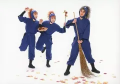 【中古】生写真(男性) 吉田翔吾(不破雷蔵)・久下恭平(鉢屋三郎)・栗原大河(竹谷八左エ門)/横型・全身・衣装青・箒・柿・落ち葉・背景白・キャラクターショット/「ミュージカル 忍たま乱太郎 第8弾 再演 がんばれ五年生!技あり、術あり、初忍務!!」ブロマイド第