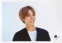 【中古】生写真(ジャニーズ) SixTONES/田中樹/横型・バストアップ・衣装黒・白・右向き・両手下・歯見せ・背景白/SixTONES 「CHANGE THE ERA -201ix-」 グッズオフショット/公式生写真