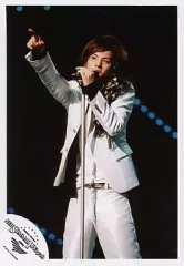 【中古】生写真(ジャニーズ) NEWS SUMMAR Ya-Ya-yah：NEWS/草野博紀/ライブフォト・膝上・衣装白・右手人差し指立て・左手マイク・目線左・背景黒/公式生写真