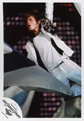 【中古】生写真(ジャニーズ) NEWS SUMMAR Ya-Ya-yah：NEWS/草野博紀/ライブフォト・膝上・衣装白・胸元に黒の飾り・左手上・目線左/公式生写真