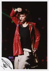 【中古】生写真(ジャニーズ) NEWS SUMMAR Ya-Ya-yah：NEWS/草野博紀/ライブフォト・膝上・衣装赤・タンクトップ黒・右手頭付近・目線左・背景黒/公式生写真