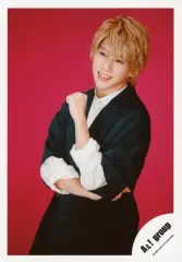 【中古】生写真(ジャニーズ) Aぇ! group/末澤誠也/上半身・衣装緑・左手グー・左向き・背景青/「僕らAぇ! groupがbrakeしそうですねん?!」グッズオフショット/公式生写真