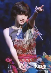 【中古】生写真(ジャニーズ) 関西ジャニーズJr./道枝駿佑/ライブフォト・上半身・衣装グレー.赤・左手上げ/「少年たち 南の島に雪は降る」ステージフォト