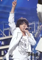 【中古】生写真(ジャニーズ) 関西ジャニーズJr./道枝駿佑/ライブフォト・上半身・衣装白・右手上げ・左手マイク/「少年たち 南の島に雪は降る」ステージフォト