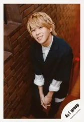 【中古】生写真(ジャニーズ) Aぇ! group/末澤誠也/膝上・衣装緑・両手重ね・目線上・階段/「僕らAぇ! groupがbrakeしそうですねん?!」グッズオフショット/公式生写真