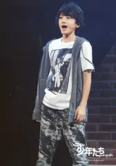 【中古】生写真(ジャニーズ) 関西ジャニーズJr./道枝駿佑/ライブフォト・膝上・衣装グレー.白.黒・左向き・口開け/「少年たち 南の島に雪は降る」ステージフォト