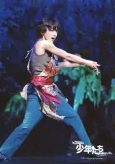 【中古】生写真(ジャニーズ) 関西ジャニーズJr./道枝駿佑/ライブフォト・全身・衣装グレー.赤・右向き・足広げ/「少年たち 南の島に雪は降る」ステージフォト