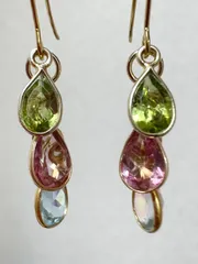 トリプルストーンピアス（ペリドット・ピンクトパーズ・スカイブルートパーズ）サージカルステンレス　K18メッキ