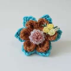 お花ブローチ４９.スカイブルーと茶の三角花びら