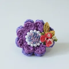 お花ブローチ５１.2種の紫（赤花付き）