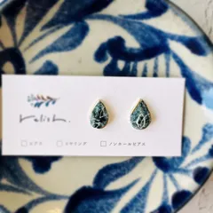 【再販】淡い色合い お花 絵付 陶器 金継ぎ ピアス イヤリング ノンホールピアス 花 しずく ネイビー 紺 ゴールド 金 シック ギフト プレゼント 贈り物 誕生日 母の日