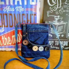 118★USEDダメージデニムリメイク★スマホショルダーバッグ★ポシェット★大きめボタン飾り★