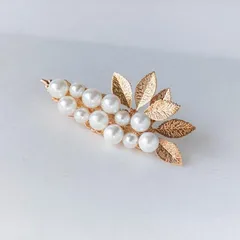 貝パールのお花 のヘアクリップ　ヘアアクセサリー ホワイト