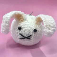 【福祉施設制作】癸（みずのと）作　あみぐるみ　「四季うさぎ：冬　耳垂れ雪うさぎ」　NO.4872　P（弐）