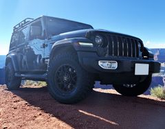 Jeep Gladiator ハイフェンダー＆クウェイクディライト　車体別です Jeep Gladiator ハイフェンダー＆クウェイクディライト 車体別です