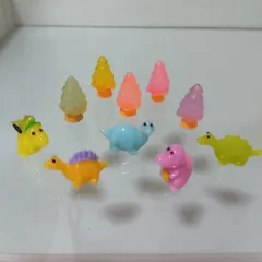 森の恐竜さんセット　カラフル　ミニチュア　多肉植物やサボテンの飾り　オーナメント　置物　ポップカラー　ダイナソー
