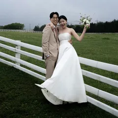 【新品・未使用】結婚式や写真撮影に最適な、ハイセンスなストラップレスのウェディングドレス