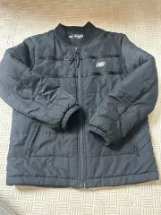 ニューバランス キッズ ブラック 軽量 ダウン アウター 130 (7-8歳)